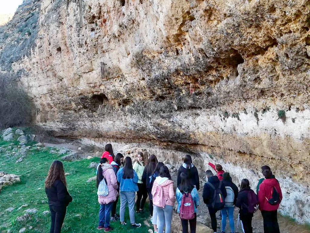 Ruta por el Valle de Tejadilla, contemplando y revisando los valores medioambientales de la zona. / E. A.