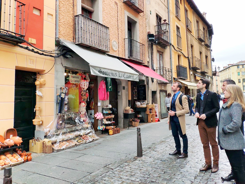 El Ayuntamiento estudia la eliminación del cableado aéreo 1 El concejal de Obras y Servicios, Miguel Merino, inspecciona una de las fachadas afectadas. / El Adelantado