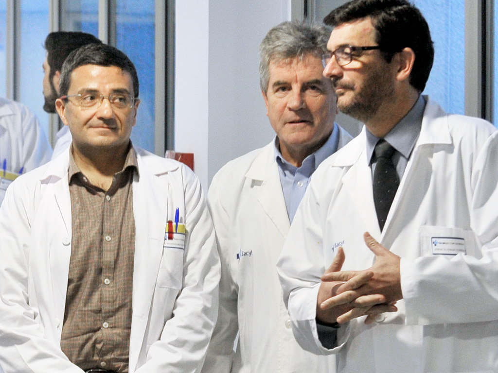 El gerente de Asistencia Sanitaria, Jorge Elízaga, a la derecha, con integrantes  de su equipo directivo. KAMARERO