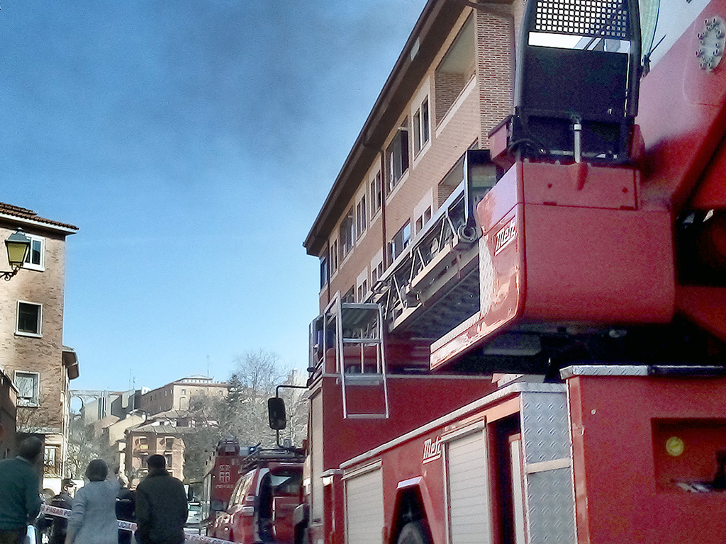 La zona fue acordonada mientras los bomberos trabajaban en el garaje afectado por el incendio. / KAMARERO