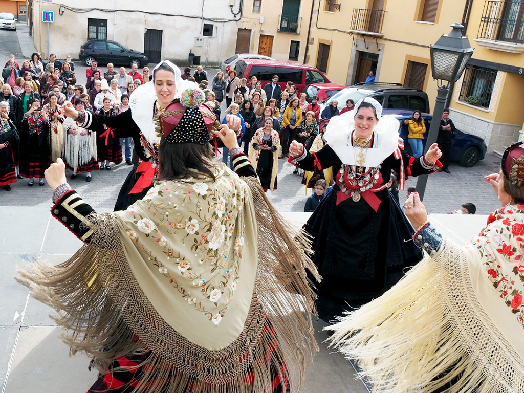 Las alcaldesas de 2020 bailan con sus sucesoras una vez producido el cambio de montera. / KAMARERO