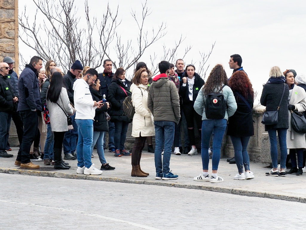 Participantes en la visita guiada ‘Patrimonio de la Humanidad’, esta semana en la calle de San Juan. / Kamarero