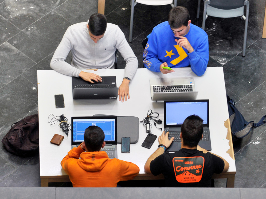 Estudiantes universitarios en la biblioteca del campus María Zambrano de Segovia. / KAMARERO