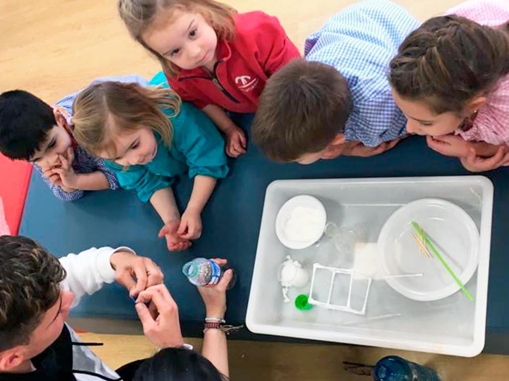 Drones y prácticas de Química en la primera jornada de la Semana de la Ciencia del Claret. / EL ADELANTADO