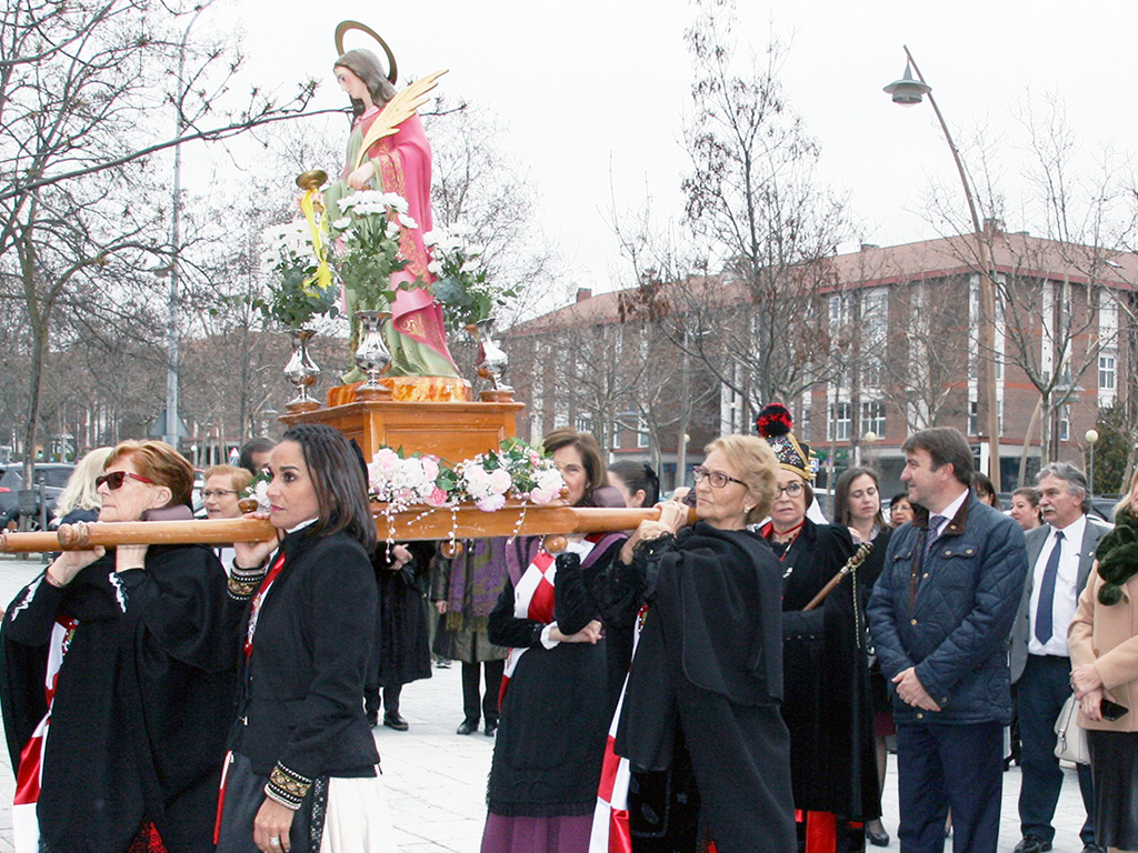 Un momento de la procesión de Santa Águeda organizada por el Centro de Castilla y León en Trescantos.