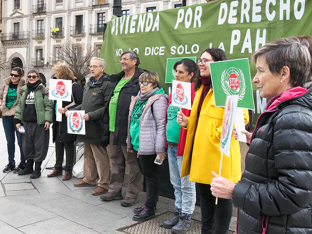 Activistas de la Plataforma de Afectados por la Hipoteca de Segovia, ayer en la Plaza Mayor. / Kamarero
