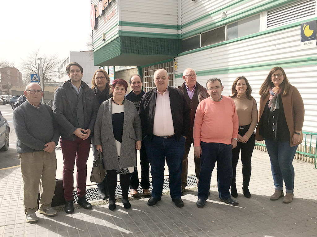 La alcaldesa y varios concejales del equipo de gobierno municipal, junto a integrantes del movimiento vecinal. / E. A.