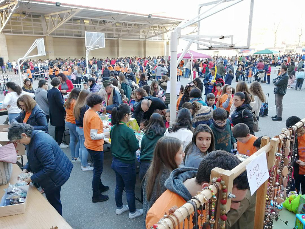 Más de un millar de personas se dieron cita en la merienda solidaria del Colegio Claret. / EL ADELANTADO