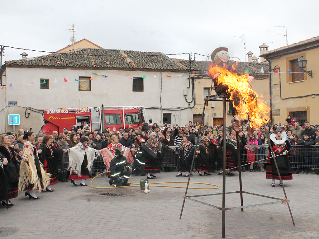 La quema del ‘pelele’ es uno de los actos centrales de las celebraciones de Santa Águeda. / M.G.