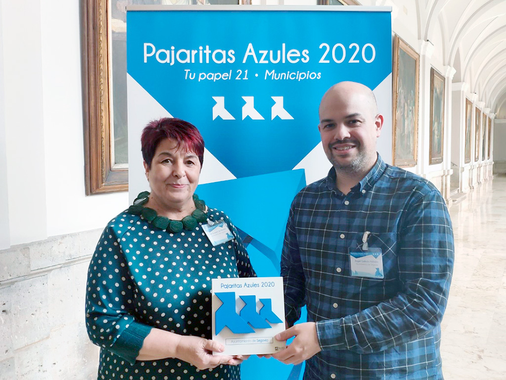 La alcaldesa, Clara Luquero, y el concejal de Medio Ambiente, Ángel Galindo, tras recibir la distinción. / E. A.