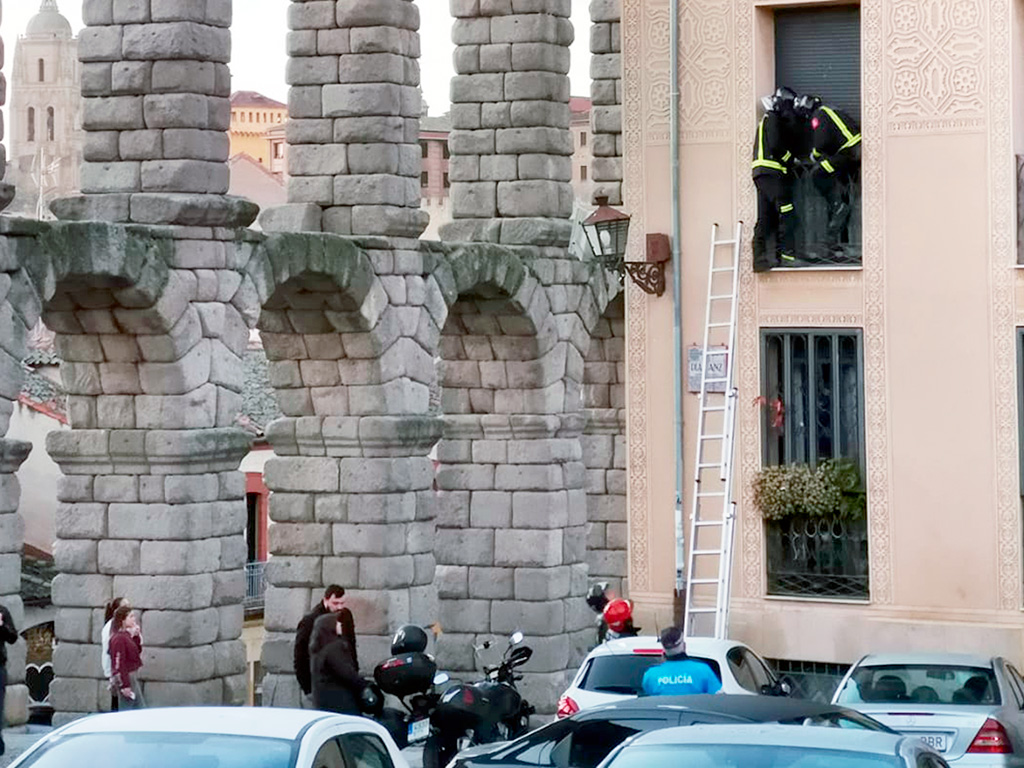 13 1JuanLuisMisis plaza dia sanz suceso bomberos vivienda