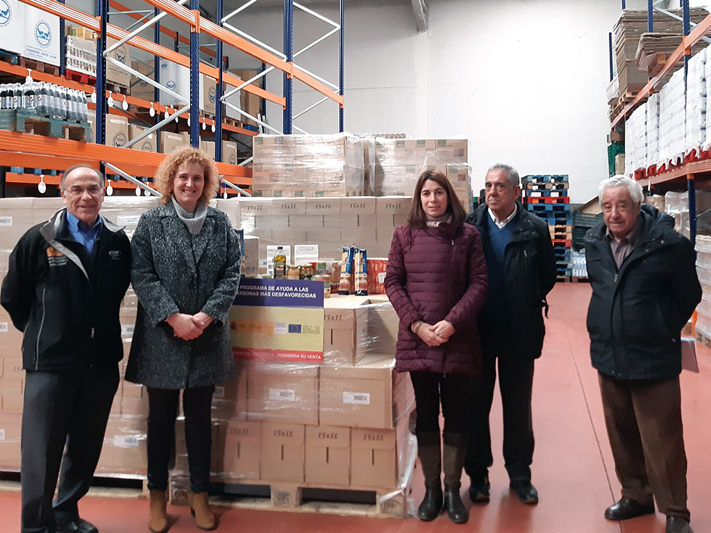 Lirio Martín, subdelegada del Gobierno, en el Banco de Alimentos. / EL ADELANTADO