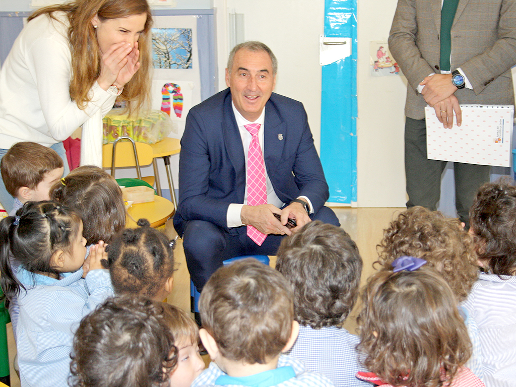 Mazarías, durante su visita a la escuela el pasado día 6. / E. A.