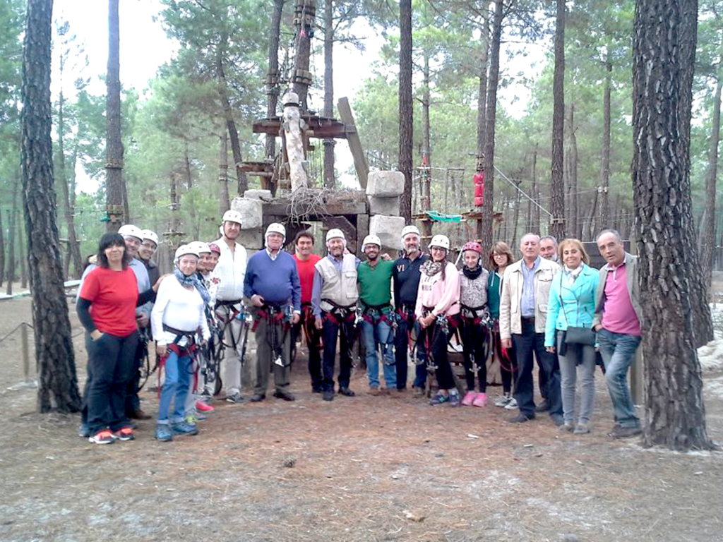 Un grupo de personas, en una actividad de una de las empresas de turismo activo de la provincia. /E.A.