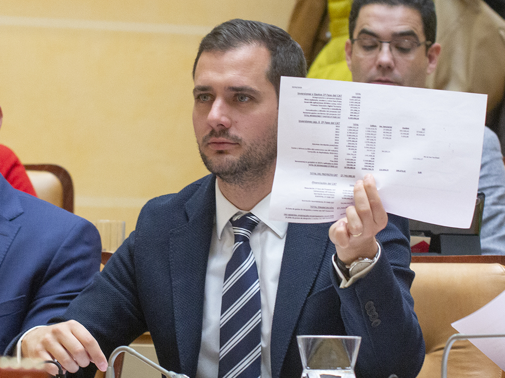 El portavoz del PP, Pablo Pérez, muestra las cuentas en el pleno. / Nerea Llorente