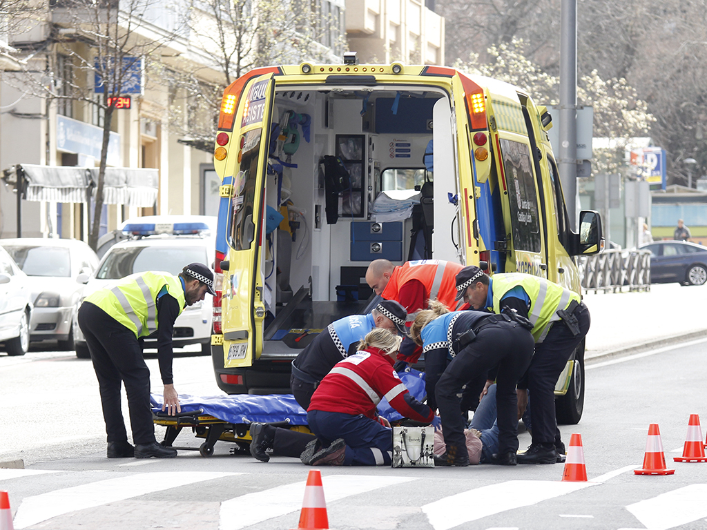 Un herido tras colisionar su moto con un camión en Zarzuela del Monte 1 La mujer atropellada en Ezequiel González recibe asistencia de sanitarios y Policía Local. / NEREA LLORENTE
