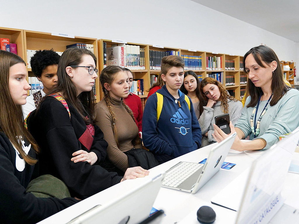 Un grupo de estudiantes, durante su visita a las instalaciones de IE University. / ROBERTO ARRIBAS