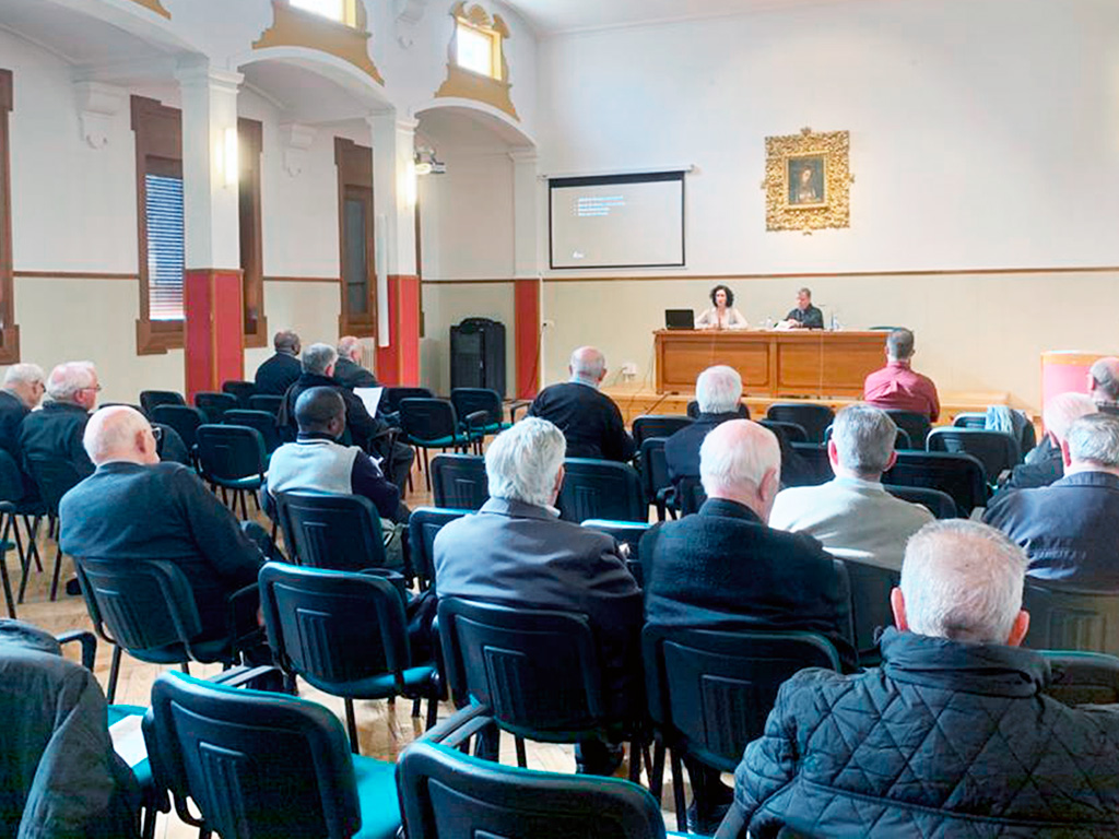 La conservadora Cristina Gómez impartió la jornada formativa a los párrocos de la provincia. / EL ADELANTADO