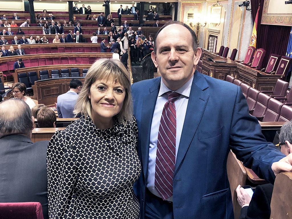 Los parlamentarios segovianos del PSOE, Ana Agudíez y José Luis Acebes, en el hemiciclo. /E. A.