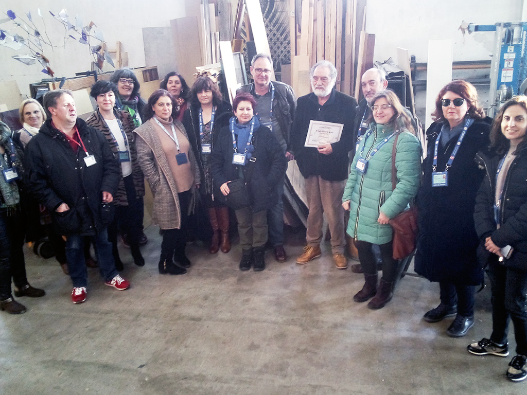 Carlos Muñoz de Pablos, con el diploma de Guía de Honor, rodeado de guías oficiales de turismo. / Kamarero