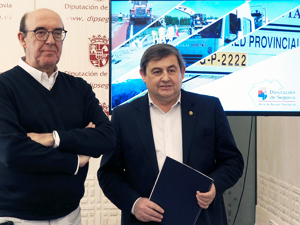 Basilio del Olmo (derecha) con Santiago de la Cruz, jefe de Planes Provinciales, en la rueda de prensa.  /KAMARERO