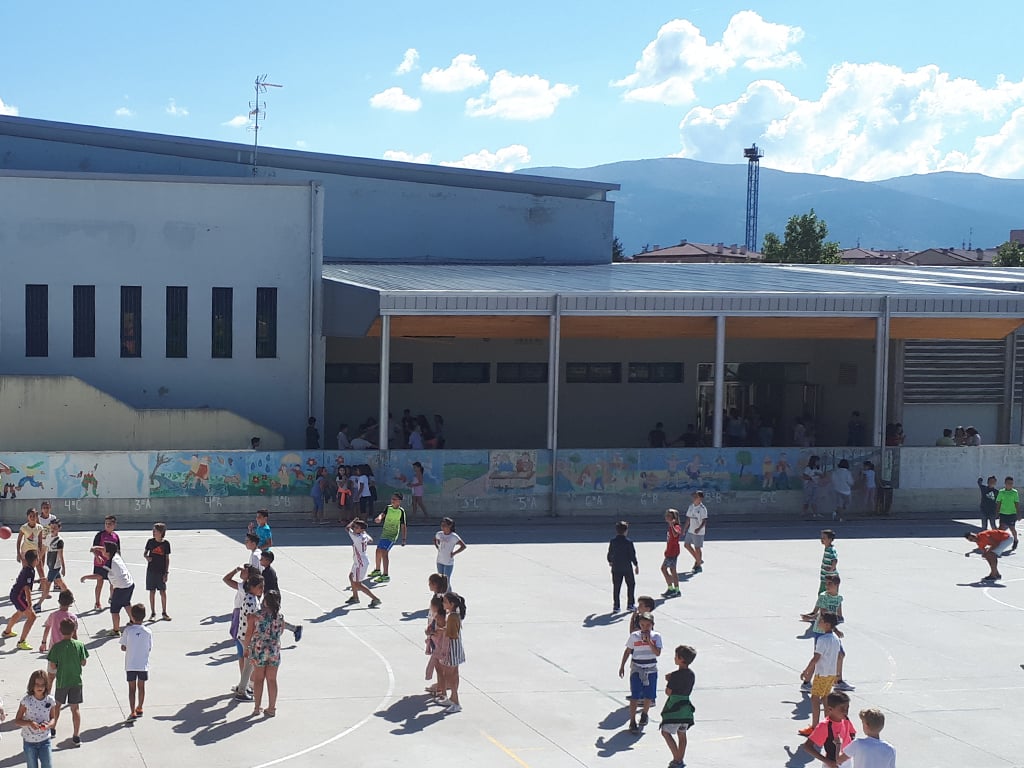 Escolares en el patio del Colegio Atalaya de Palazuelos de Eresma. /E.A.