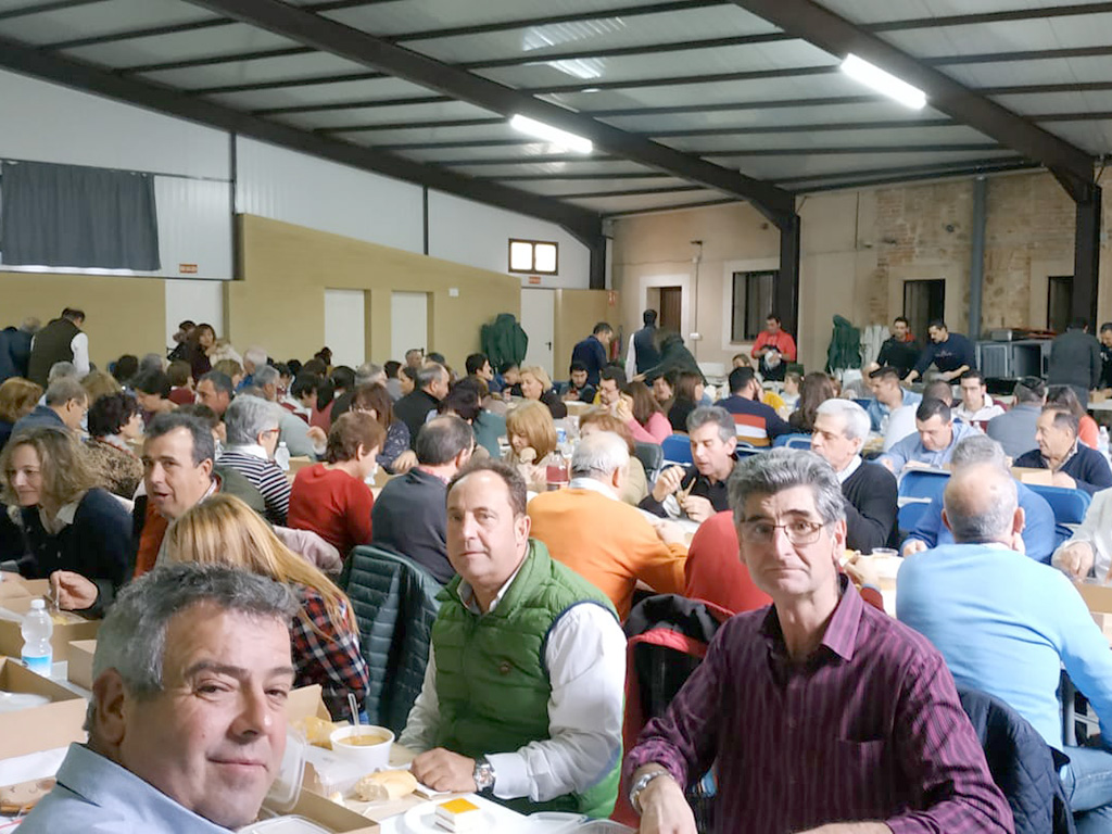 Asistentes al popular cocido de la asociación local, en el centro parroquial./L.M.