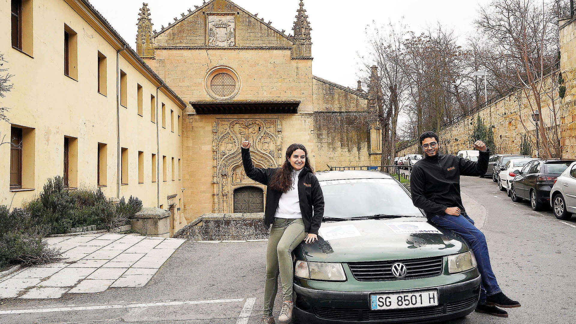 Nadine Oppenheimer y Oussana Chniank junto al coche con el que participarán en el rally UniRaid.