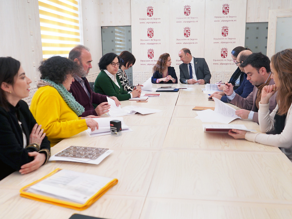 La reunión entre los grupos de acción local y el presidente se celebró en el Palacio Provincial. /E.A.