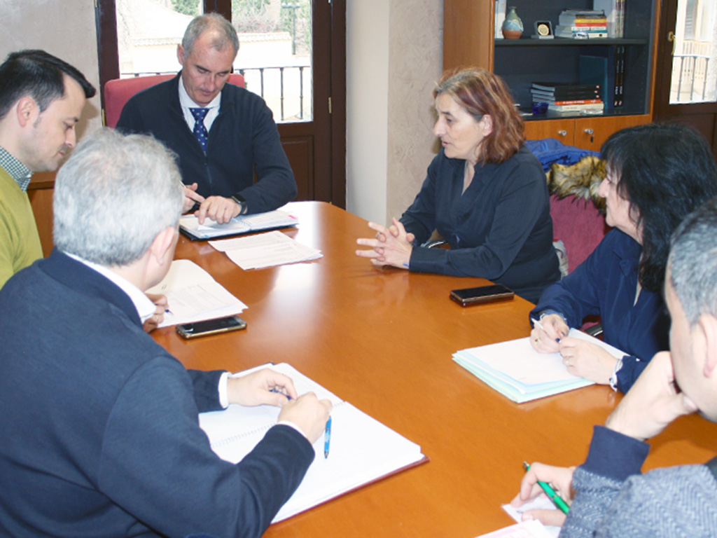 La alcaldesa de Bernuy se reunión con el delegado territorial. / EL ADELANTADO