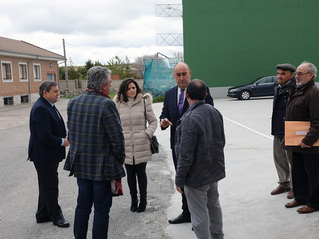 Un momento de la visita del presidente a Perosillo. /E.A.