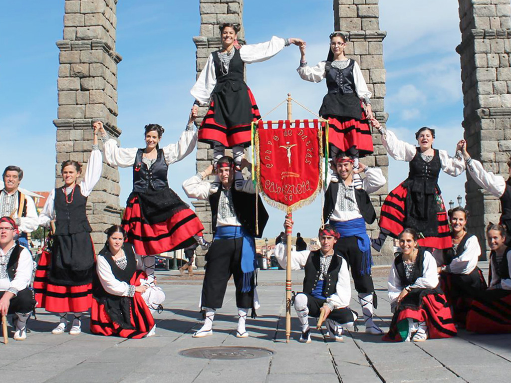 El grupo de danzas de Cabezuela ofrecerá una parte de su repertorio de danzas y paloteos.