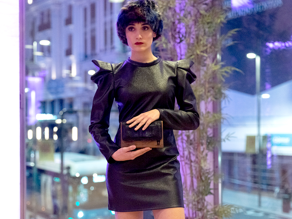 La materia base de estos bolsos es la madera. /E.A.