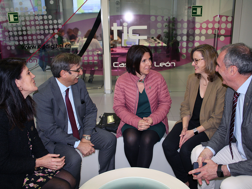 La alcaldesa de Espirdo, María Cuesta, en el centro, en una imagen de archivo.