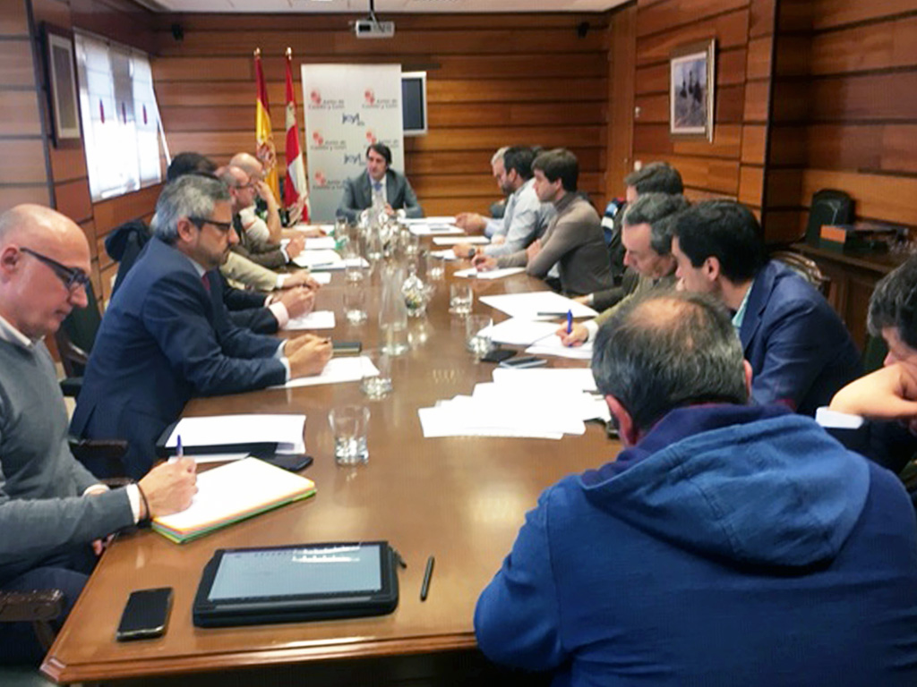 Un momento de la reunión de la mesa de la resina en la Consejería de Fomento y Medio Ambiente. /E.A.