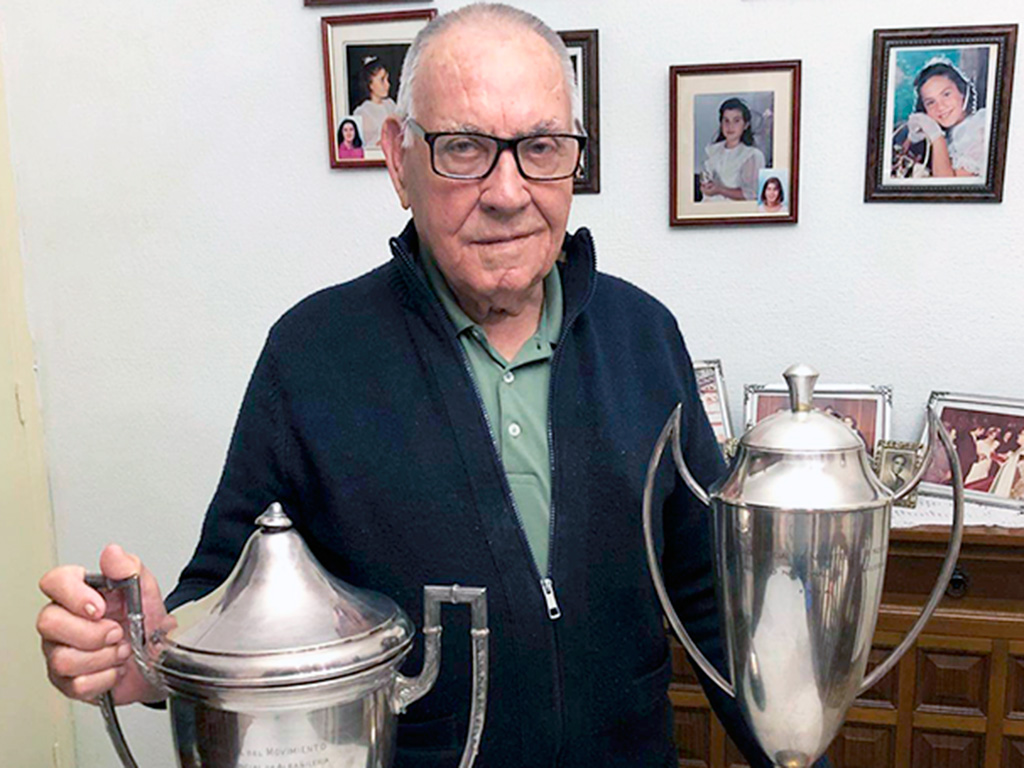 Justino, con las copas obtenidas en Sevilla y Cádiz.