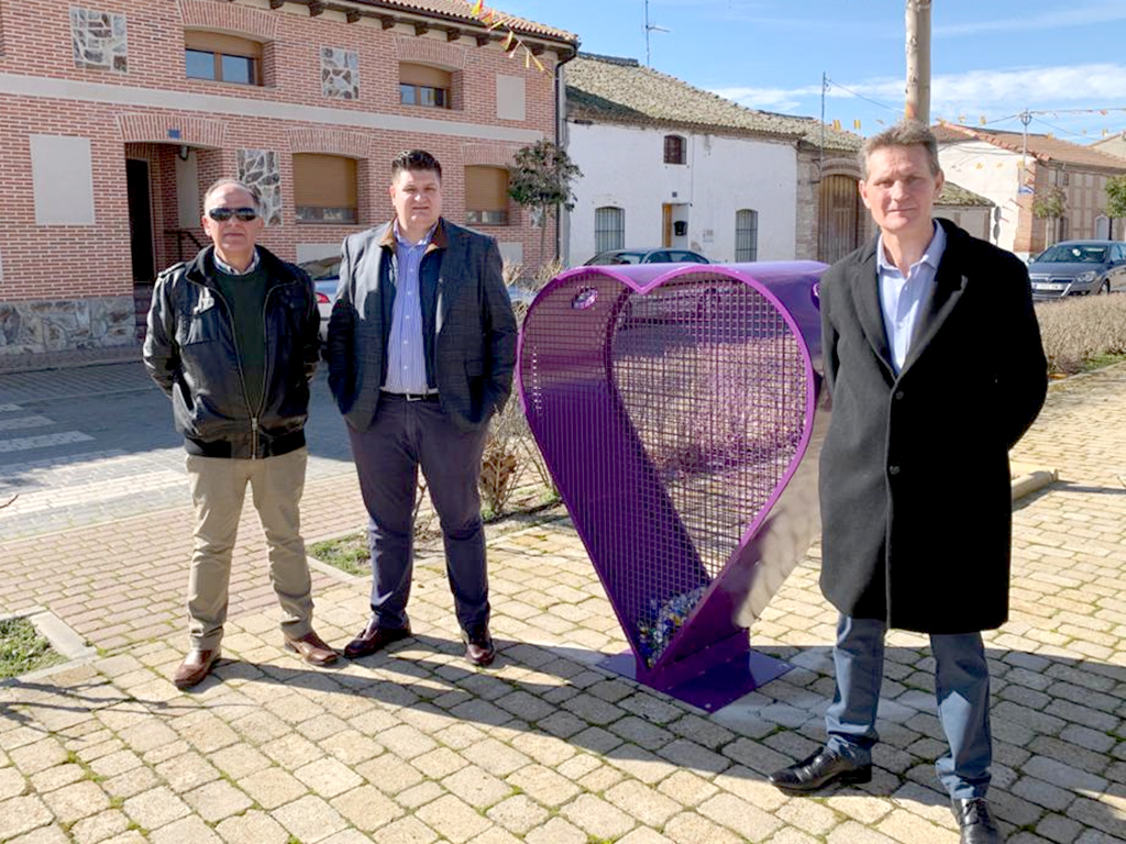 Contenedor solidario instalado en el pueblo./E.A.