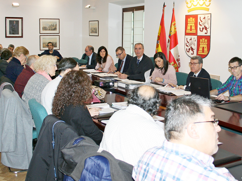 Transcurso de la reunión de la Comisión de Medio Ambiente y Urbanismo de Segovia. / EL ADELANTADO