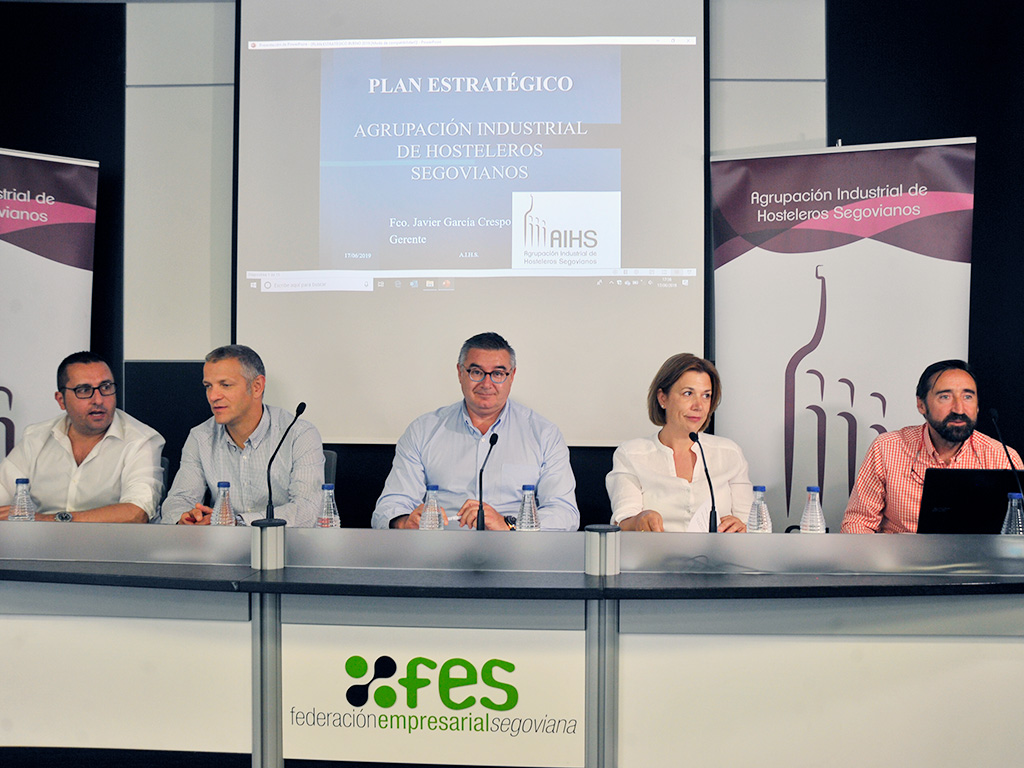 Roberto Moreno, en el centro, con parte de la Junta Directiva de la AIHS, presidiendo una asamblea.