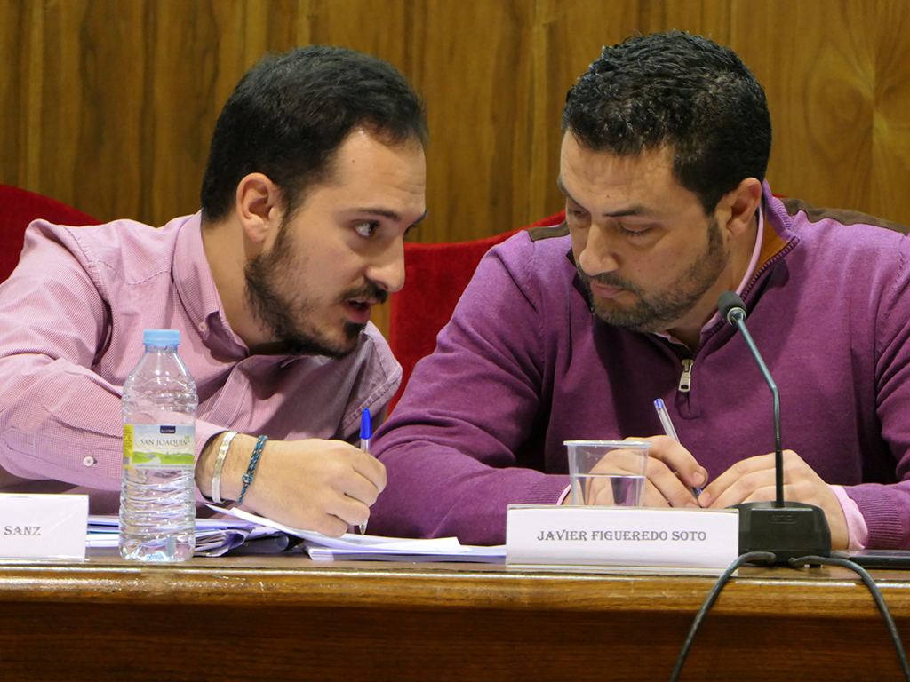 El alcalde, Javier Figueredo, dialoga con el secretario del Ayuntamiento durante el pleno./JOSÉ REDONDO