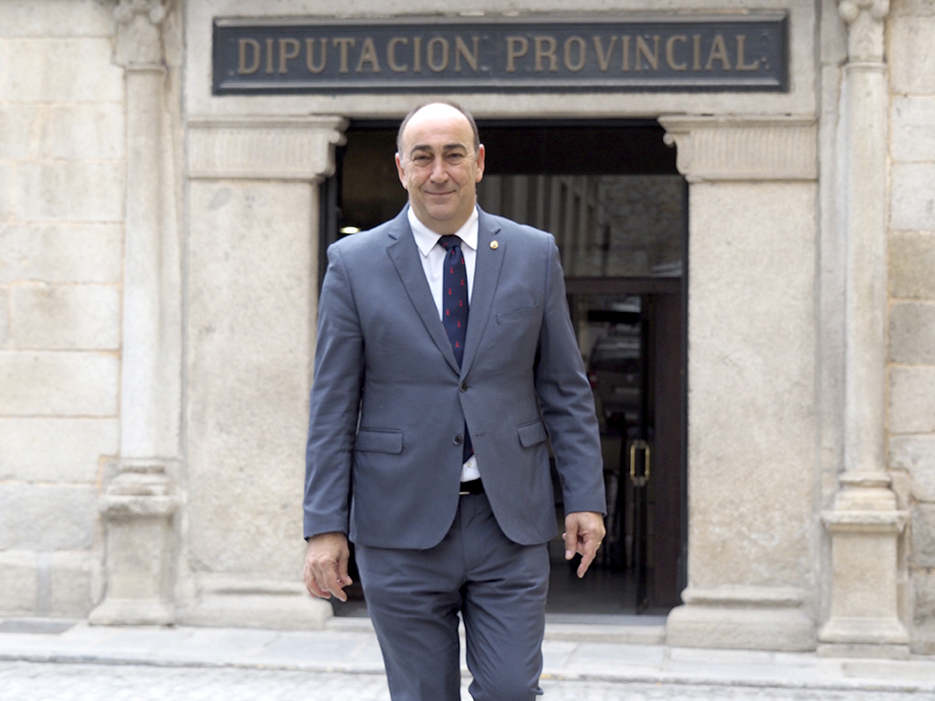 Miguel Ángel de Vicente, en la entrada al Palacio Provincial, en la calle San Agustín de Segovia. /NEREA LLORENTE