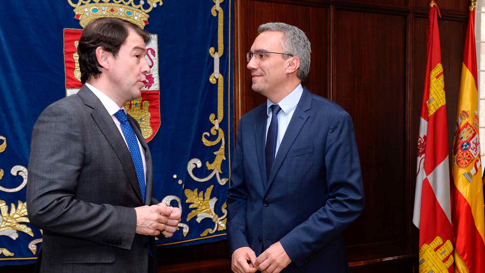 El presidente Mañueco (i) conversa con el nuevo delegado del Gobierno, Javier Izquierdo (d).