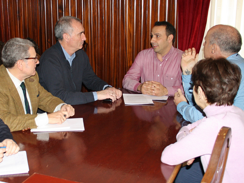 De izq. a dcha. Pedro Ejarque, José Mazarías, Mariano Herrero, Julio Rebollo y Milagros Matesanz. /E.A.