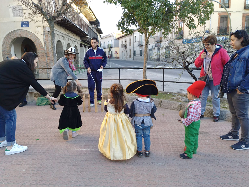 Varios niños juegan con sus padres a los bolos mientras lucen sus disfraces. / E.A.