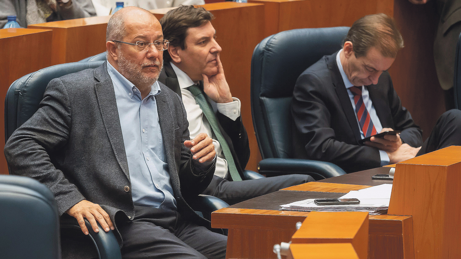 El consejero de Economía, Carlos Fernández Carriedo (c), entre Igea (i) y Barrios (d).