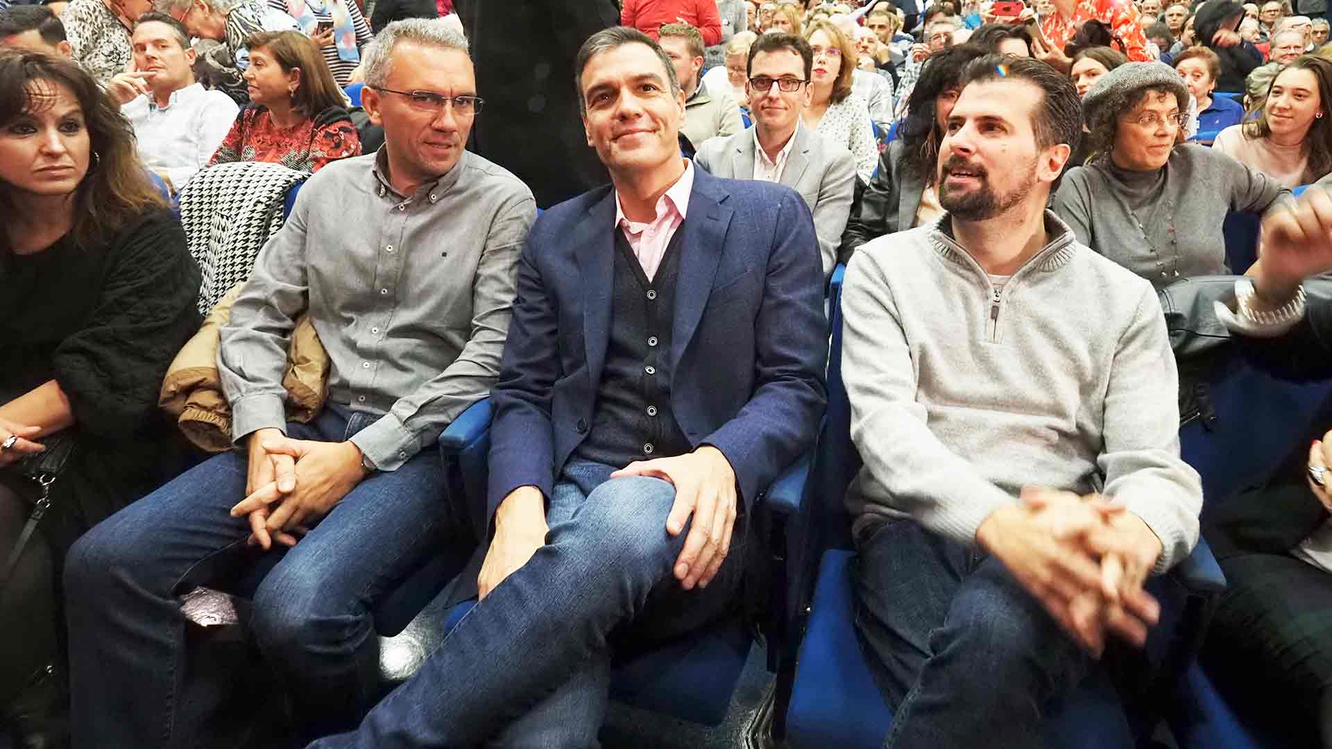 Javier Izquierdo (i), en un acto de campaña electoral junto a Pedro Sánchez y Luis Tudanca.