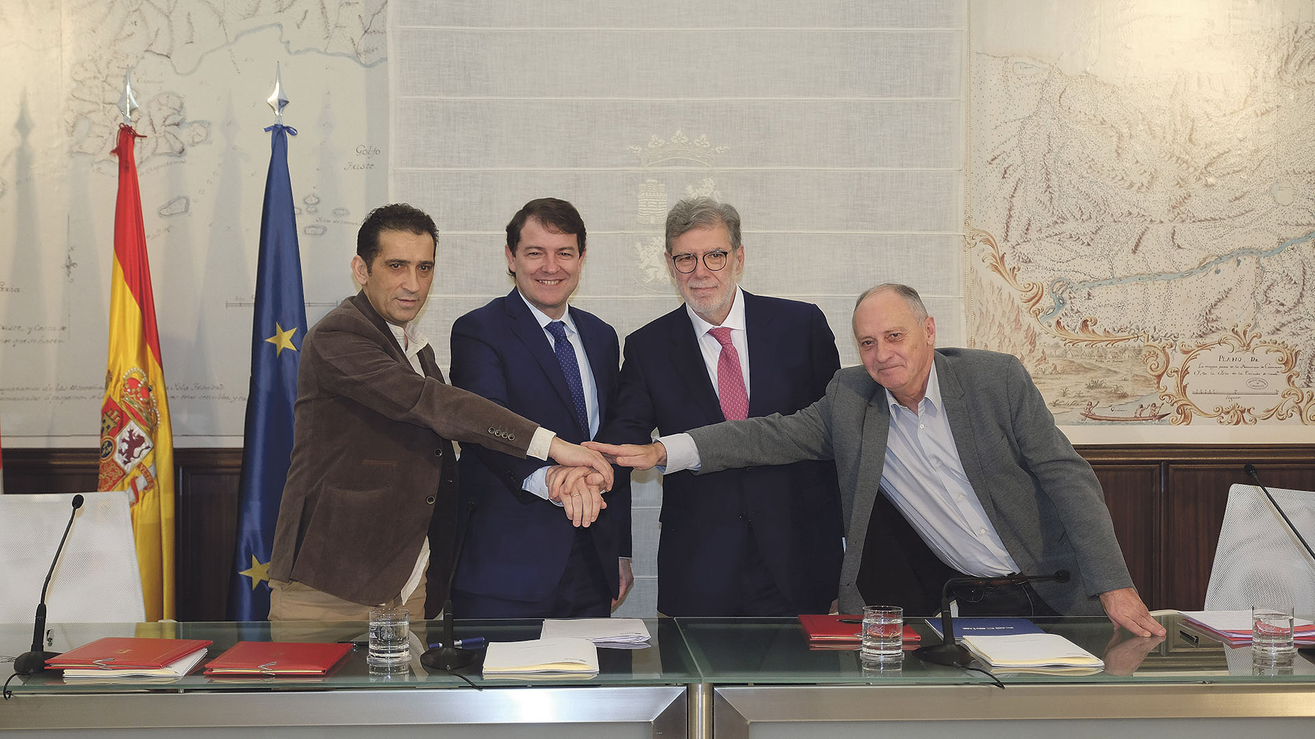 Alfonso Fernández Mañueco con Vicente Andrés, Faustino Temprano y Santiago Aparicio.

El presidente de la Junta y los agentes económicos y sociales firman el acuerdo del Diálogo Social, el primero con el nuevo Gobierno PP-Ciudadanos


2/3/2020