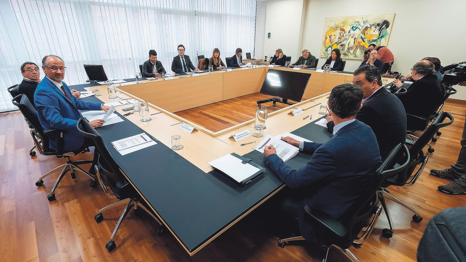 Luis Fuentes (2i), junto al alcalde de Villalar, Luis Alonso Laguna (i), en la reunión del Patronato.