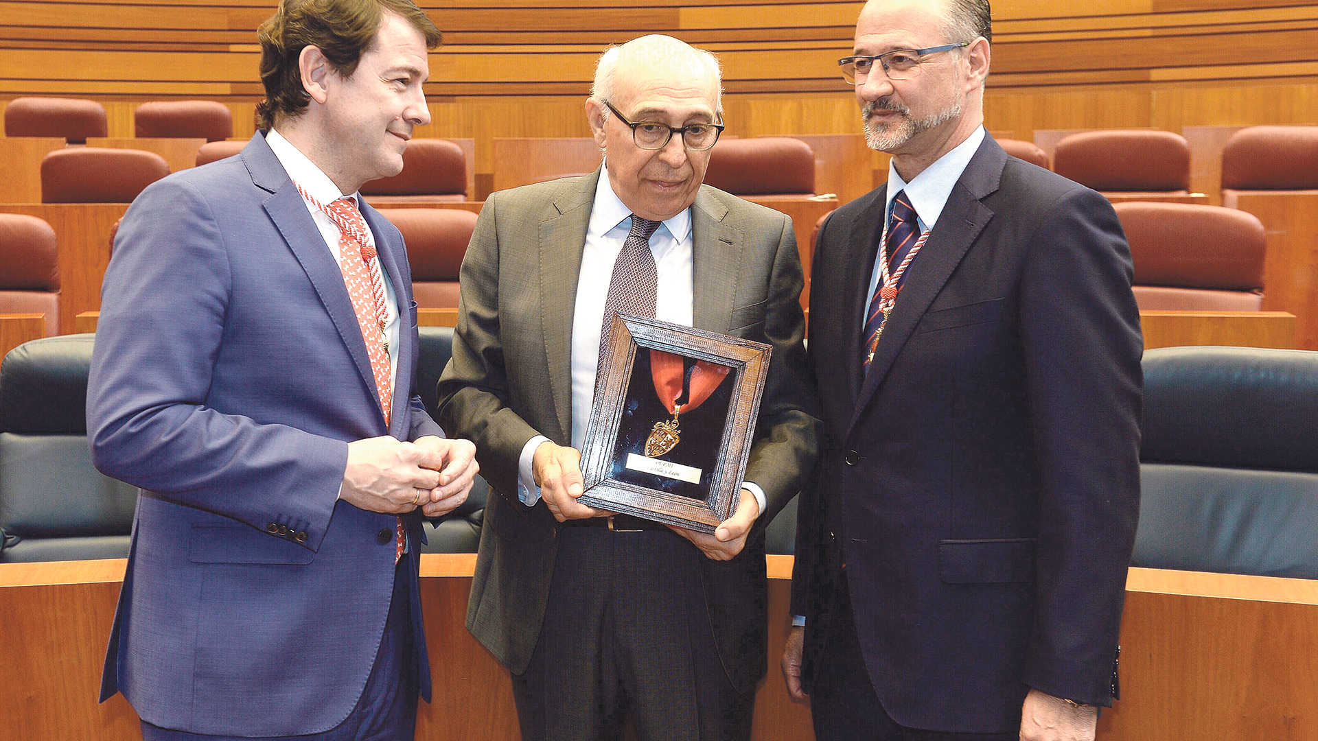 Juan Pérez (c) conversa con Fuentes (d) y Mañueco (i).