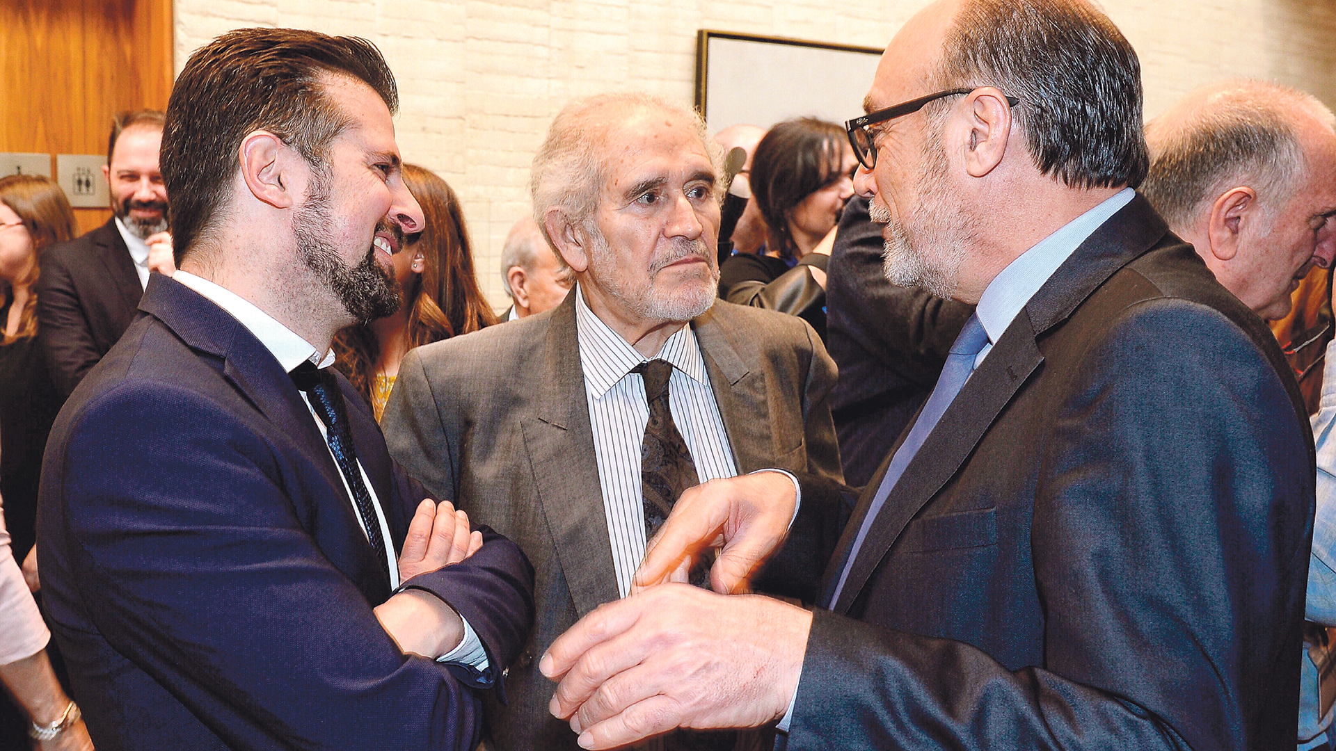 Tudanca habla con el expresidente Demetrio Madrid (c), y el miembro del Consejo Consultivo, Francisco Ramos.